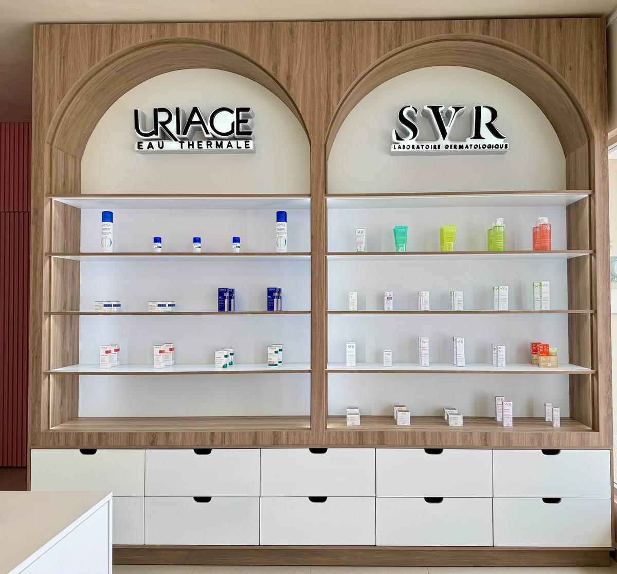Arcos de madera con los anaqueles de Uriage y SVR