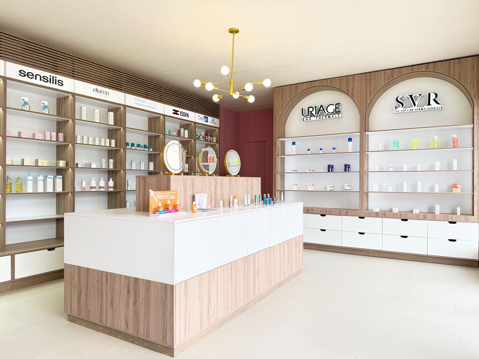 Vista general de la tienda: isla central, anaqueles de madera y arcos de Uriage y SVR